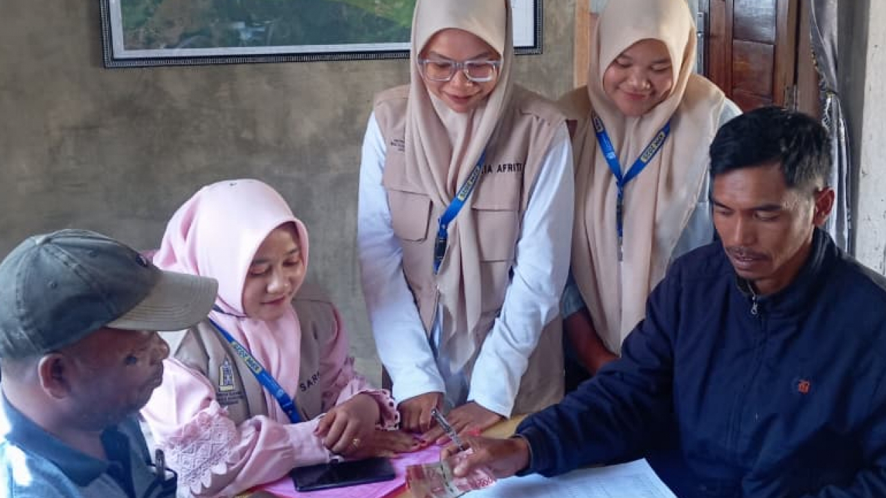 Penyaluran Dana Operasi Lahan (OPLA) untuk Petani Sawah di Desa Pegasing Berkolaborasi dengan Mahasiswa KPM 76