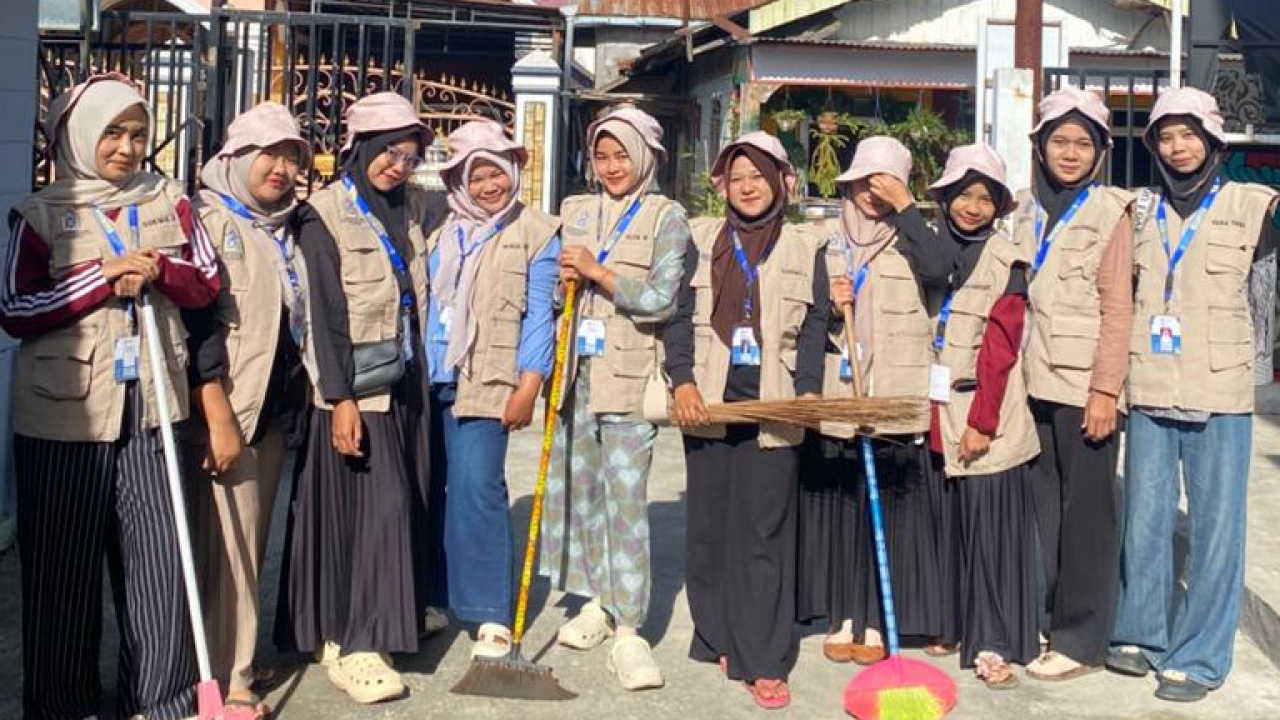 Mahasiswa KPM 76 Bersama Warga Gotong Royong Membersihkan Kolam Umum Desa Pegasing