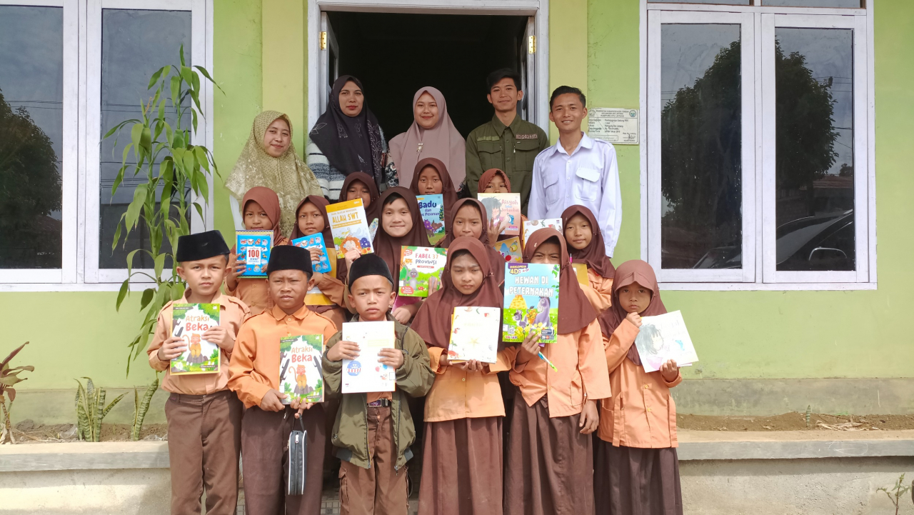 MURID MIS ATU LINTANG KUNJUNGI PERPUSTAKAAN DESA, TINGKATKAN MINAT BACA SEJAK DINI