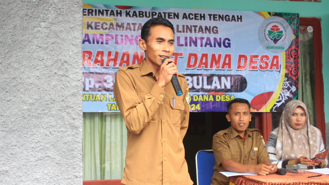 Warga Kampung Atu Lintang Terima BLT Dana Desa Periode Mei-Juni 2024