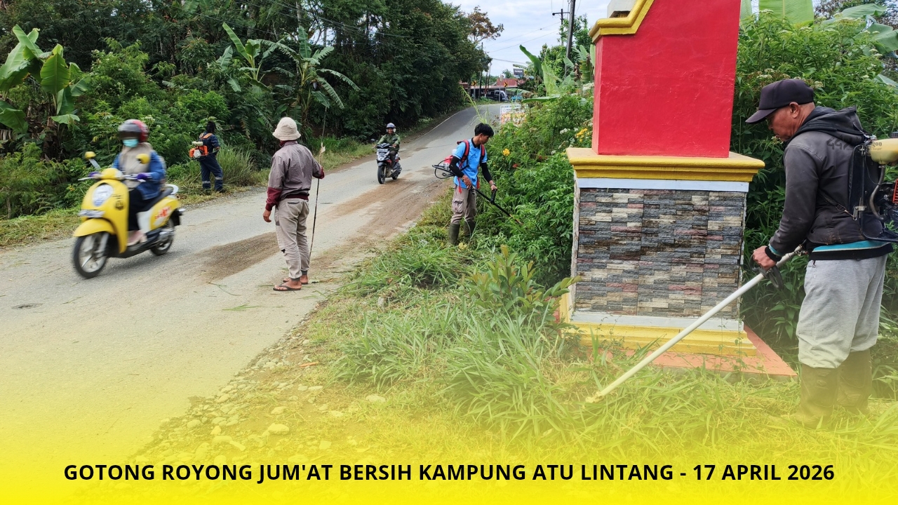 Gotong Royong Jum’at Bersih, Perangkat Kampung Atu Lintang Bersihkan Jalan Poros