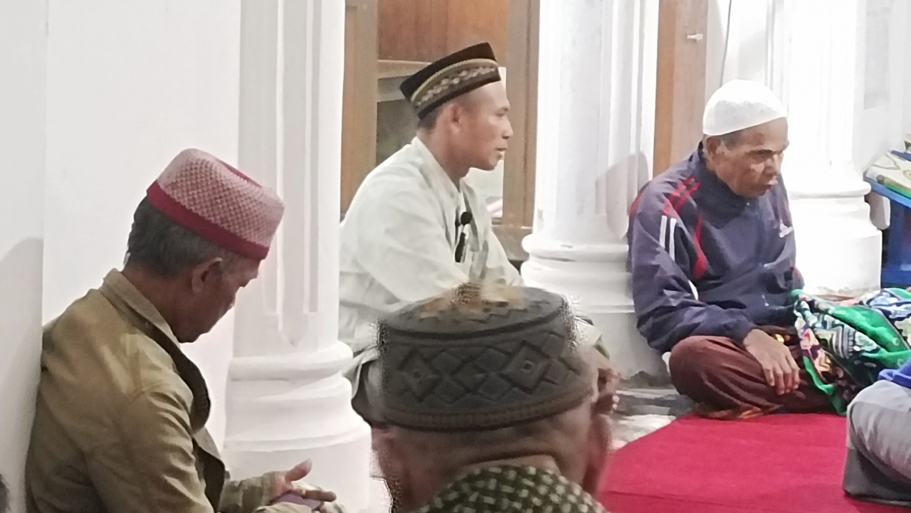 Tarawih dan Kajian di Masjid Jamik Baitussalam Kampung Atu Lintang