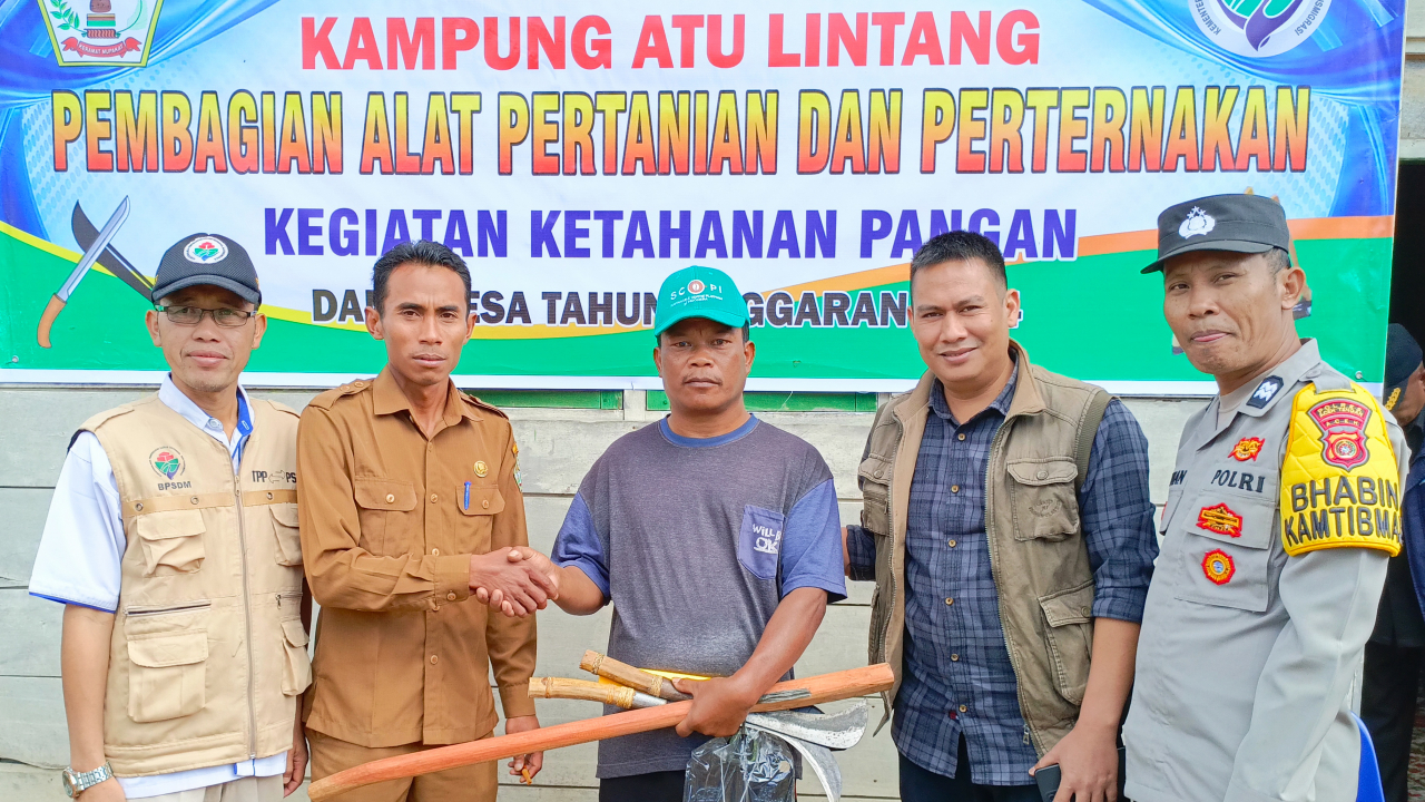 DUKUNG KETAHANAN PANGAN, KAMPUNG ATU LINTANG LAKUKAN PEMBAGIAN ALAT PERTANIAN KEPADA WARGA