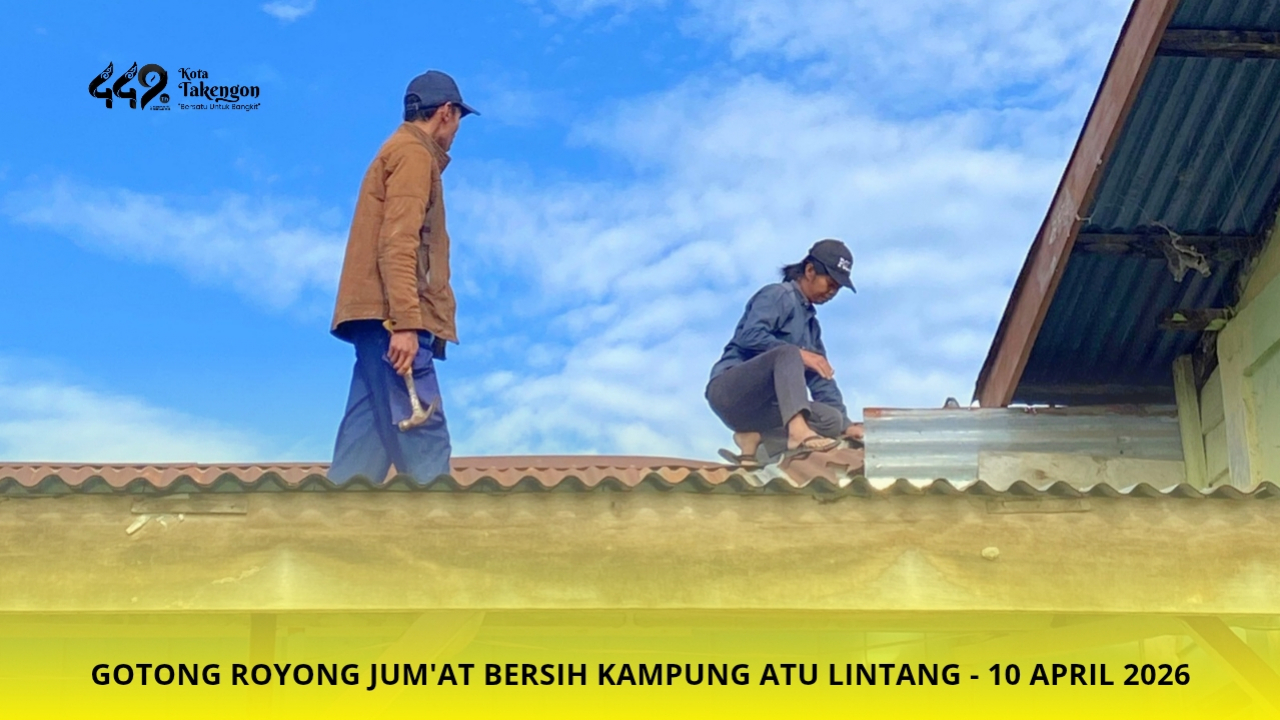 Gotong Royong Perbaiki Seng Gedung Posyandu Selanga Kampung Atu Lintang