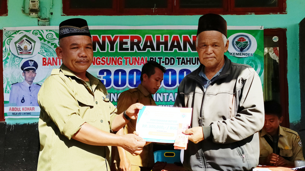 BLT DD BULAN JULI TERSALURKAN INI HARAPAN KETUA RGM KAMPUNG ATU LINTANG