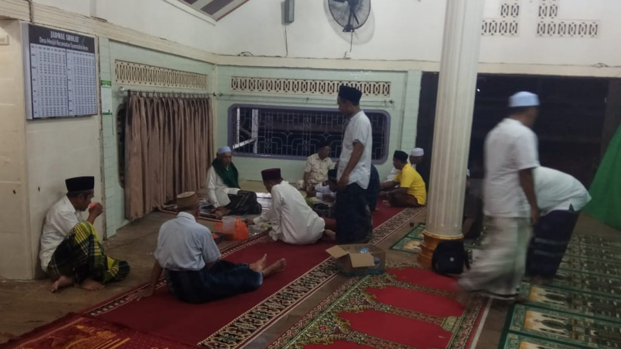 Tarawih Pertama di Gampong Mesjid, Syamtalira Aron