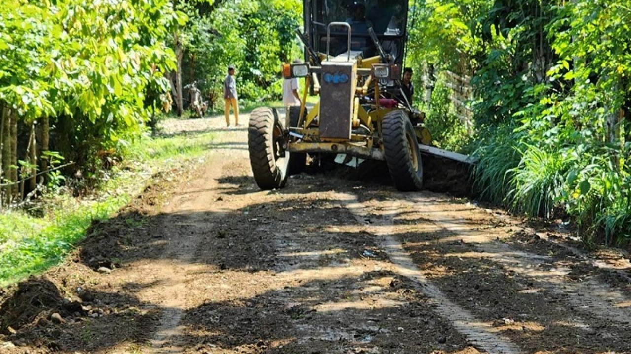 Geuchik Gunci Melakukan Pembersihan Jalan Dusun Alue Anoe