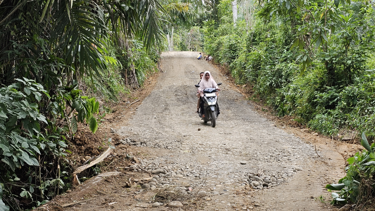 Tingkatkan Pembangunan, Pemerintah Gampong Gunci Terus Memperbaiki Jalan Rusak