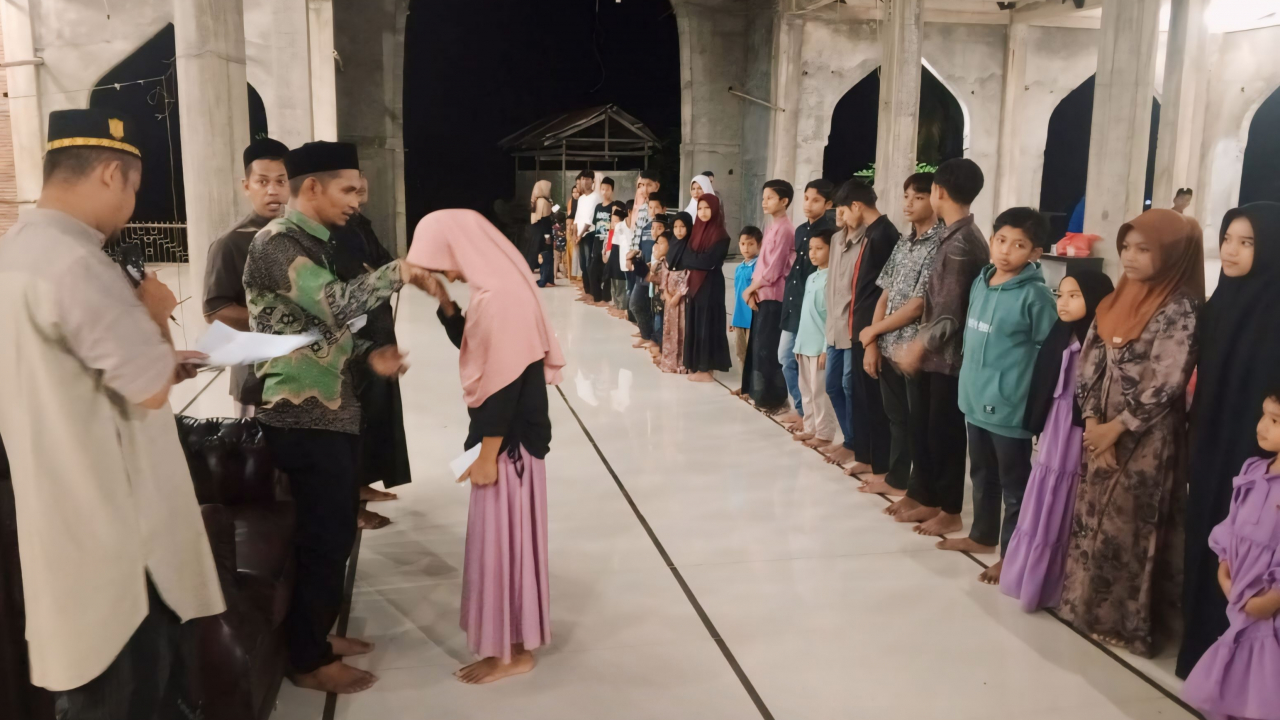 Pemerintah Gampong Gunci Memberikan Santunan Beasiswa Anak Yatim