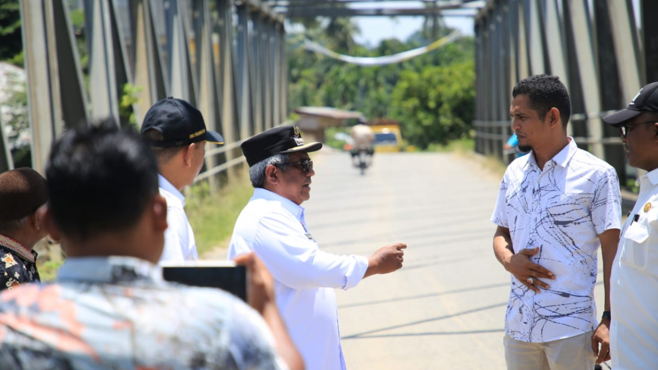 Pj Bupati Tinjau Jembatan Sawang, Geuchik dan Camat Ikut Mendampingi