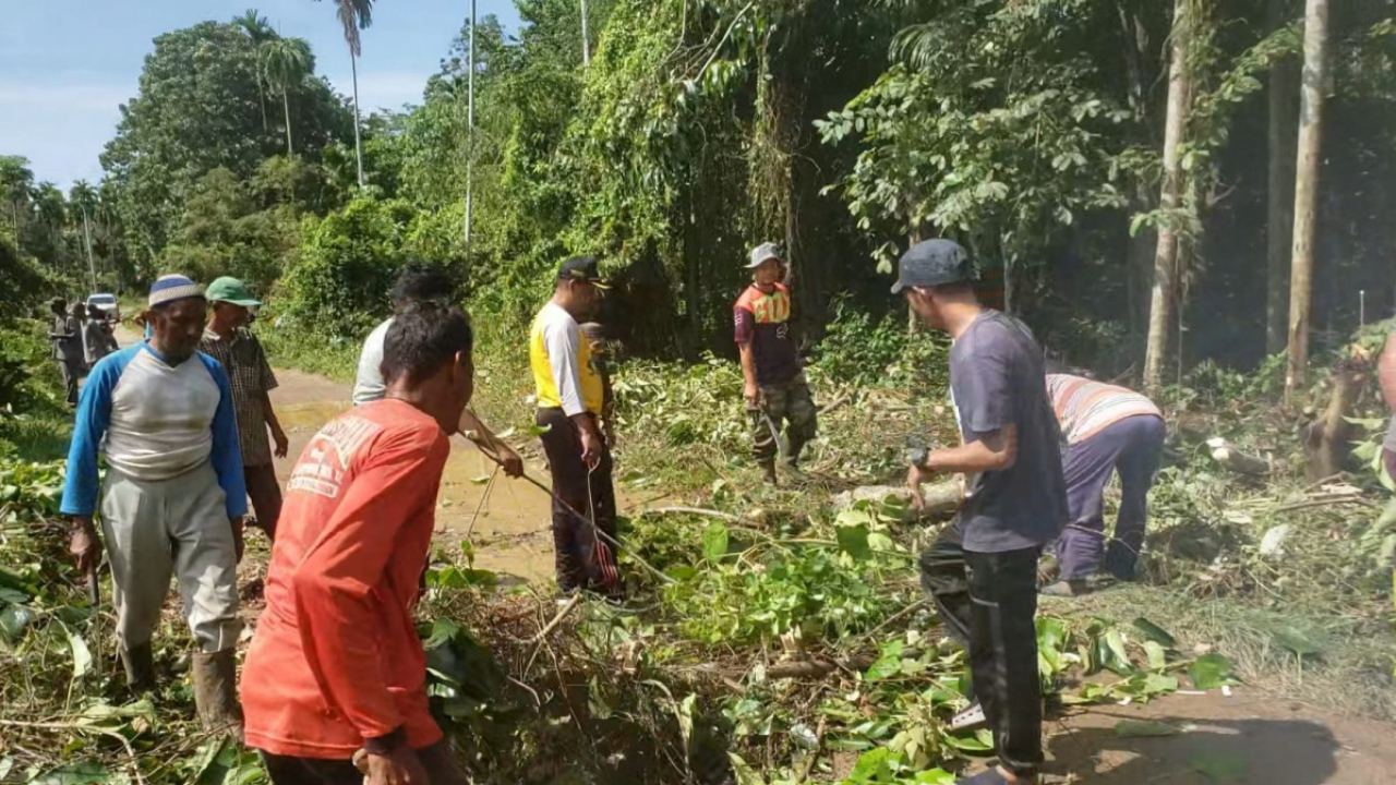 Masyarakat Gampong Gunci Melakukan Gotong Royong Bersama Bersihkan Jalan Umum
