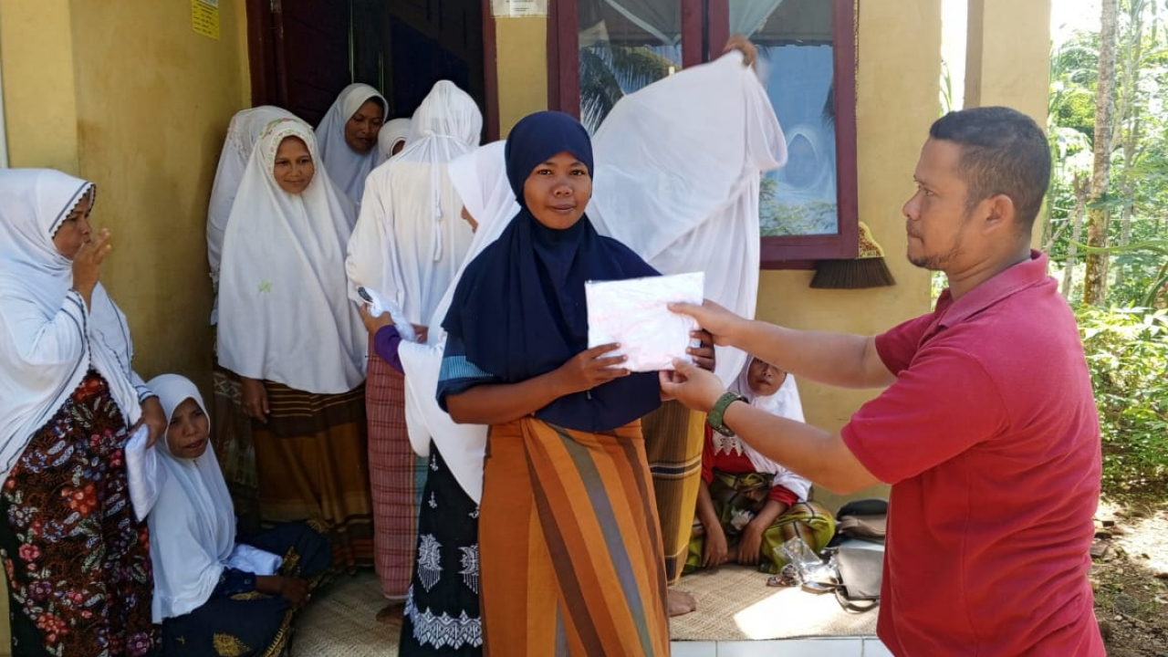 Salurkan Jilbab Majelis Taklim Gampong Gunci