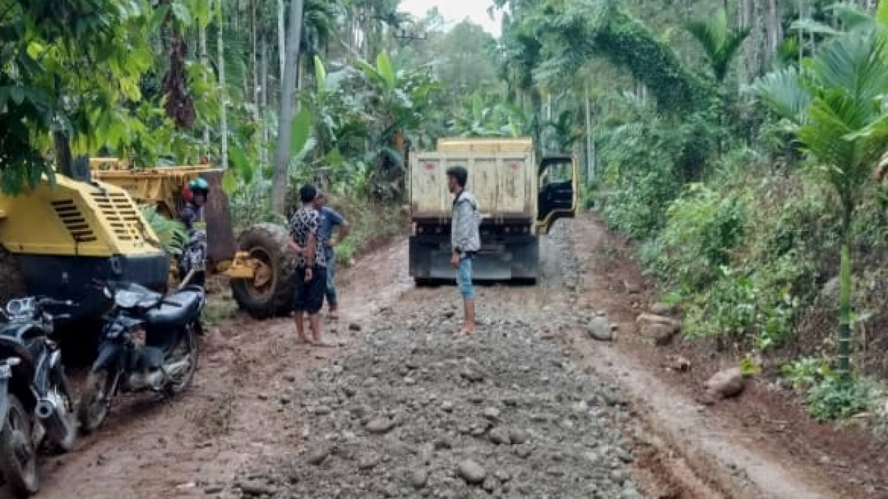 Proses Pengerasan Jalan Usaha Tani Perkebunan Dusun Lhok Pungki Gampong Gunci