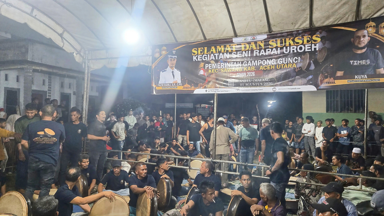 Ratusan Warga Padati Halaman Kantor Geuchik Gampong Gunci, Rapai Debus Meriahkan HUT RI Ke-81