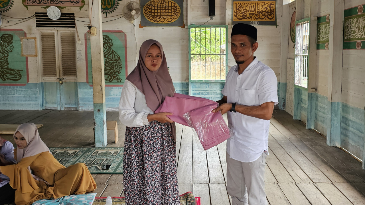 Pembagian Baju Kader Posyandu Gampong Gunci
