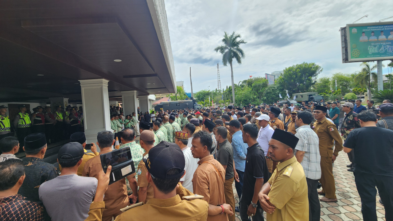 Ratusan Kepala Desa Se-Aceh Padati Kantor Gubernur Aceh dan DPR Aceh