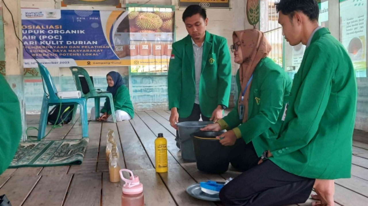 Mahasiswa KKN - PPM 75 Lakukan Sosialisasi POC dari Limbah Kulit Durian