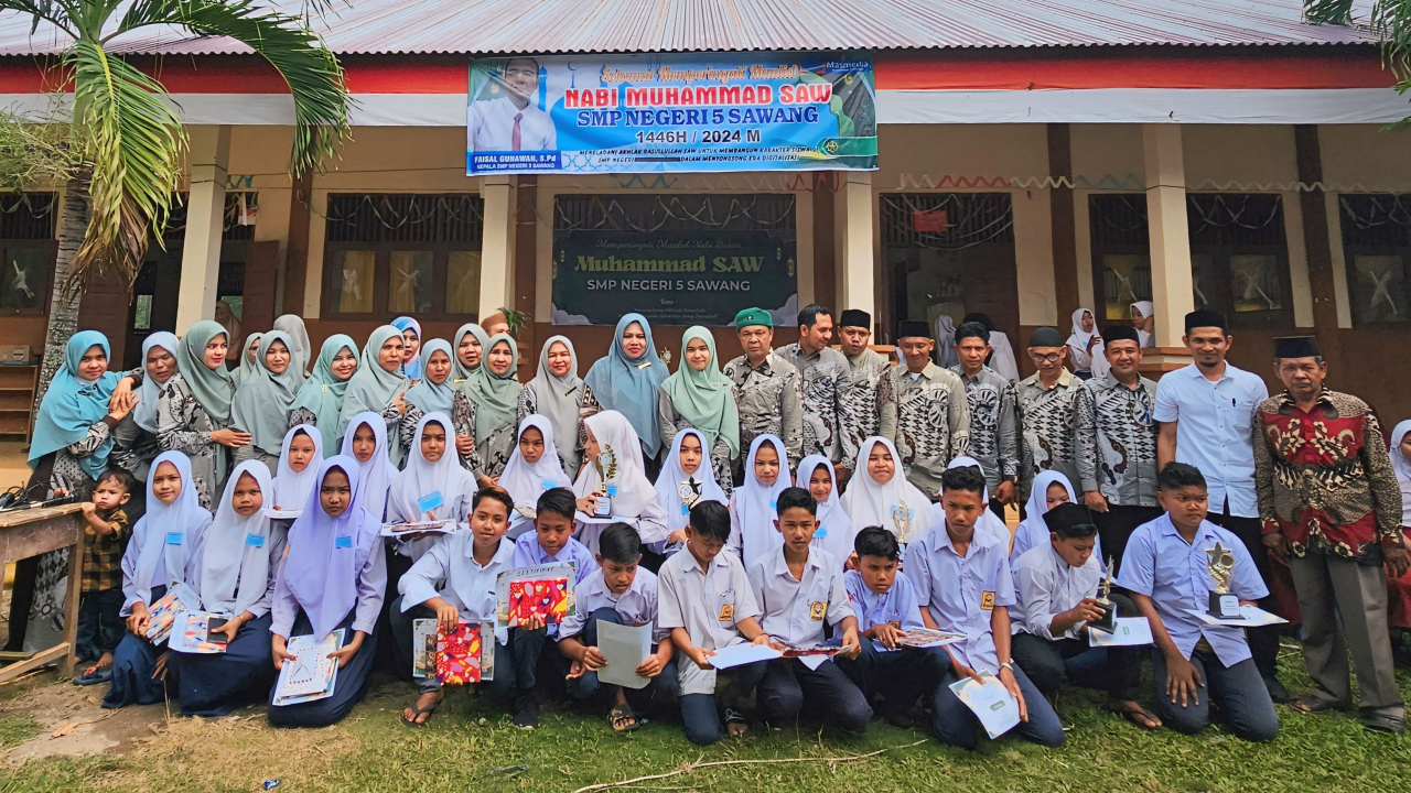 Keuchik Dan Tuha Peut Gampong Hadiri Undangan Maulud Perdana Di SMP Negeri 5 Sawang