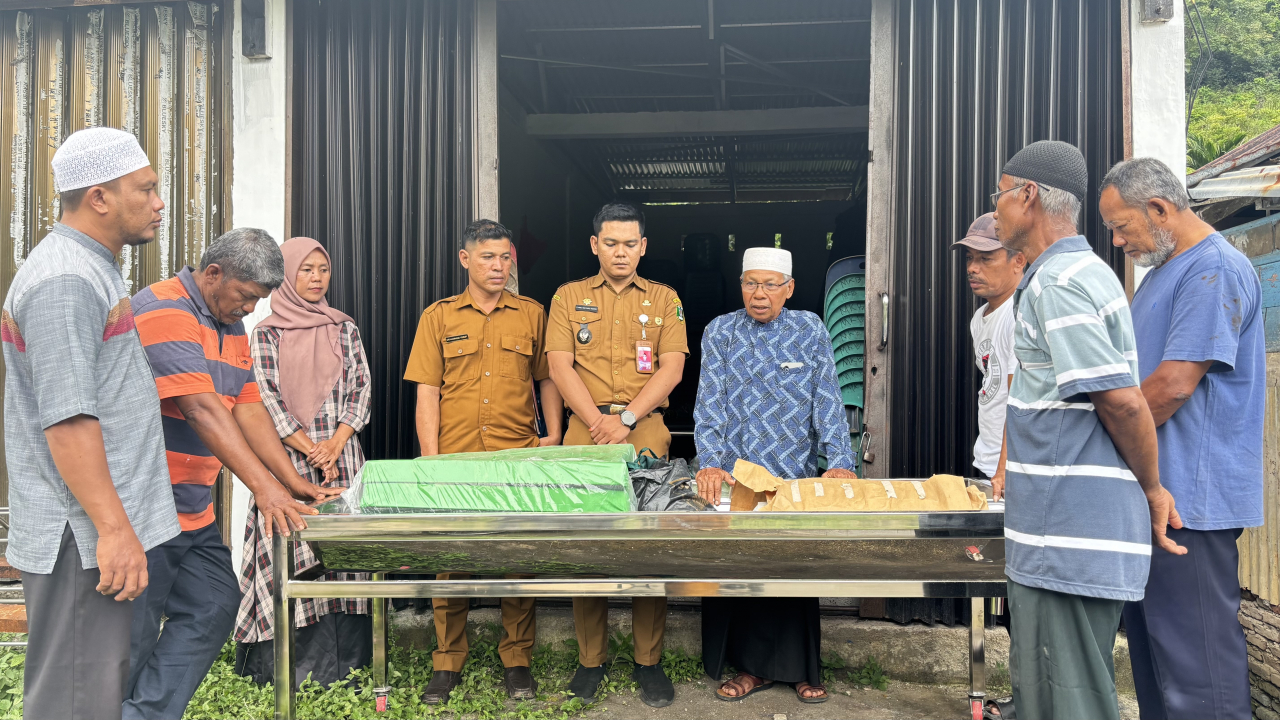 Perkuat Pelayanan Sosial, Pemerintah Gampong Krueng Raya Serah Terima Satu Unit Pemandian Jenazah