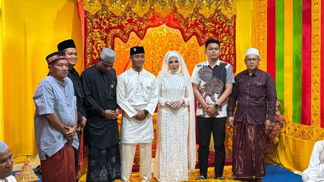 Pj. Keuchik Krueng Raya Hadiri Undangan Pernikahan Warga, Jalin Kebersamaan