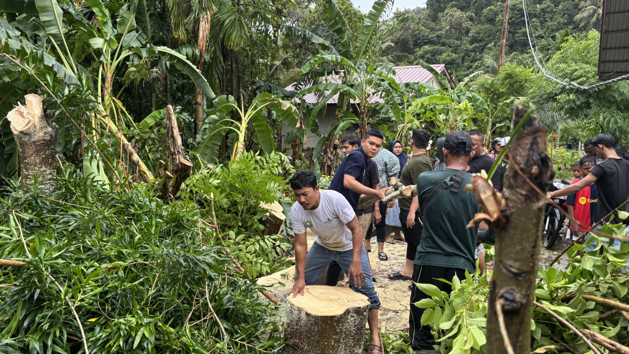 Tanggap Bencana: Pj. Keuchik & Warga Gotong Royong di MKB