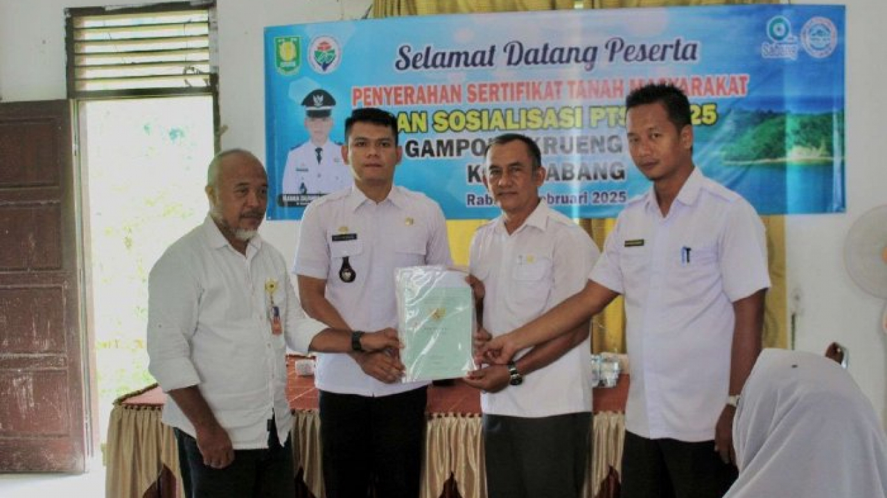 Pemerintah Gampong Krueng Raya Bersama Kantah Kota Sabang Melakukan Penyerahan Sertifikat Tanah dan Sosialisasikan PTSL Kepada Masyarakat