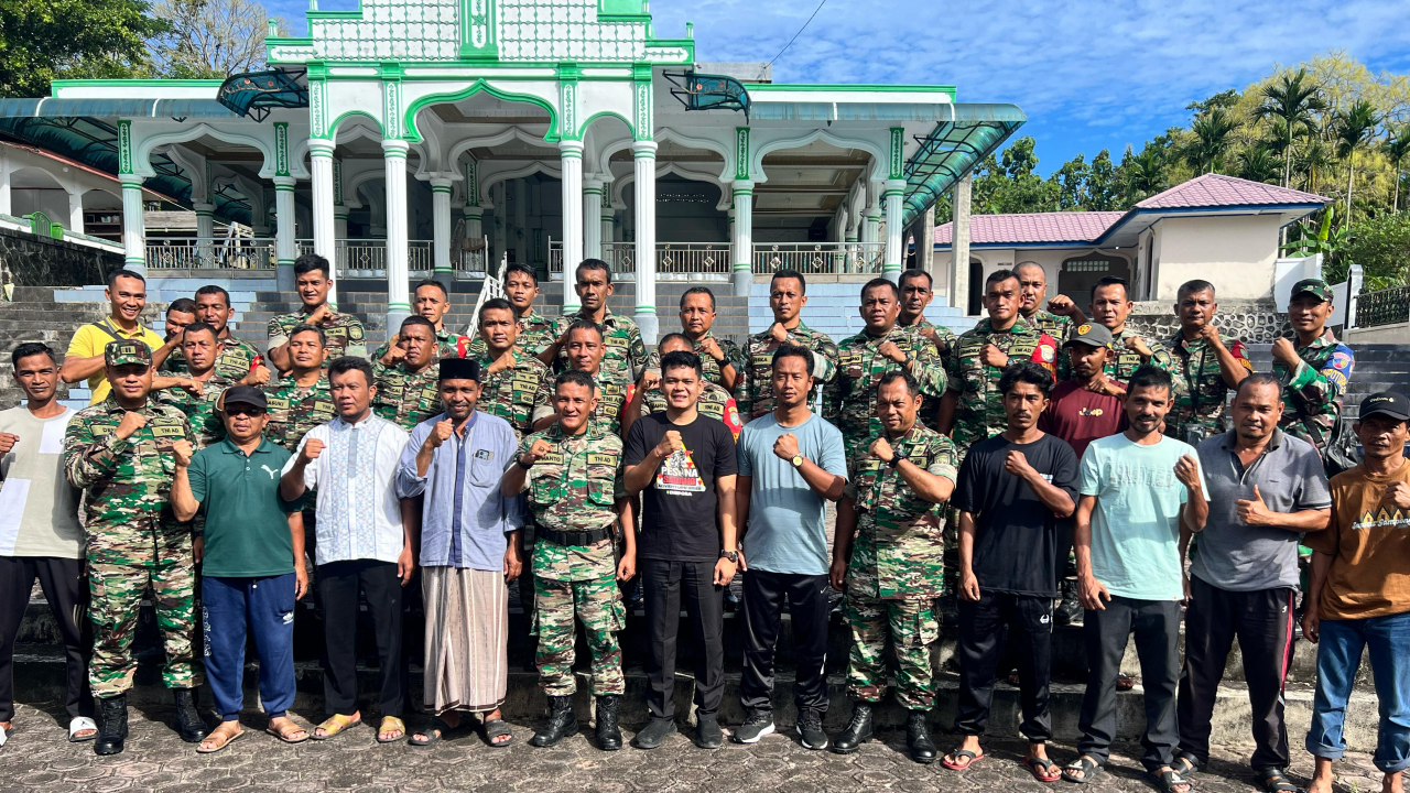 Sinergi TNI-Gampong Krueng Raya: Aksi Bersih-Bersih Mesjid