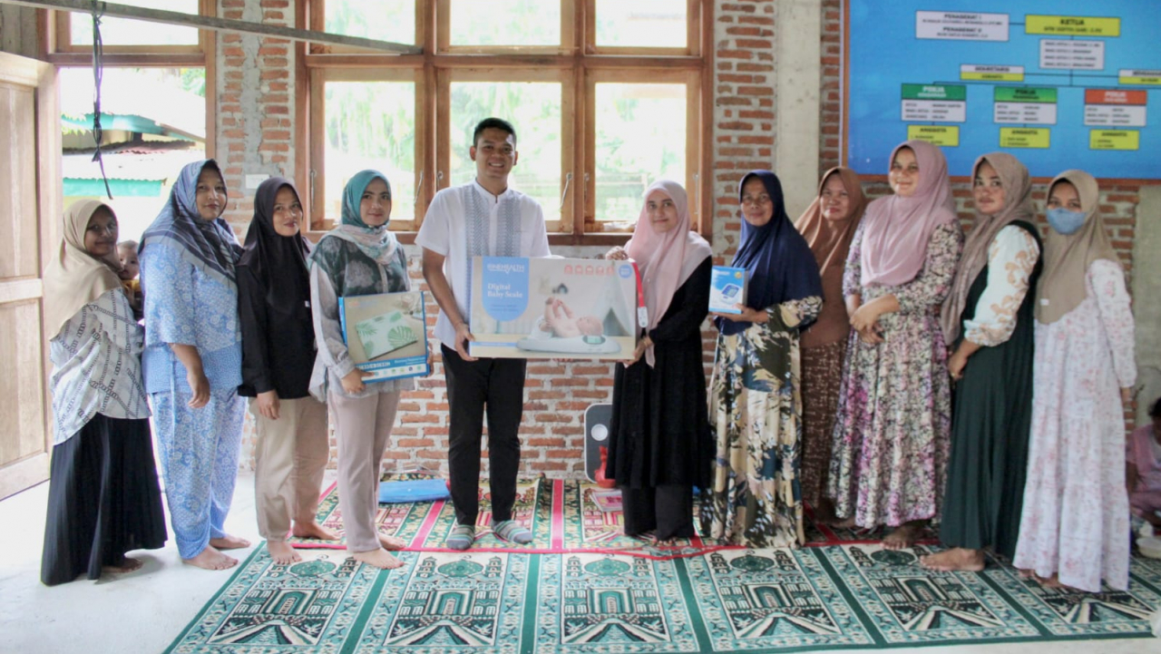 Peninjauan Kegiatan Posyandu dan Penyerahan