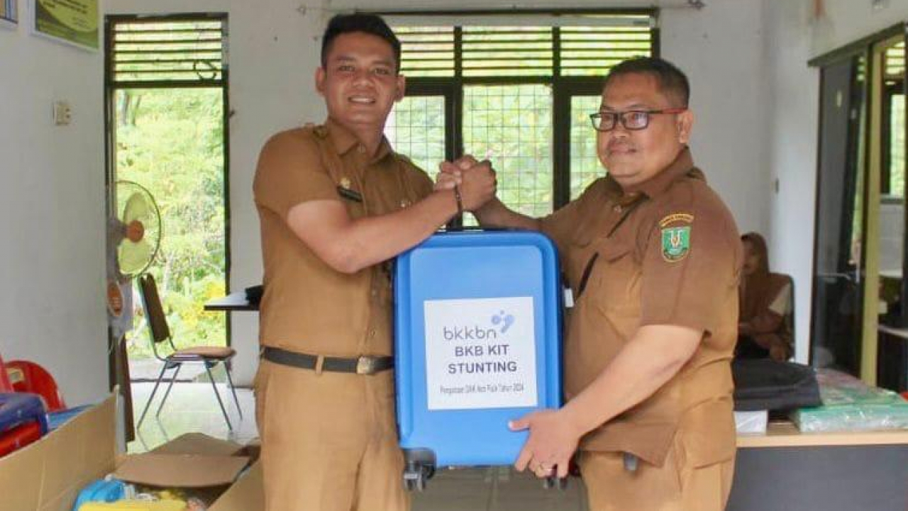 Menerima Penyerahan Bantuan Posyandu/BKB oleh Dinas Kesehatan dan Keluarga Berencana Kota Sabang