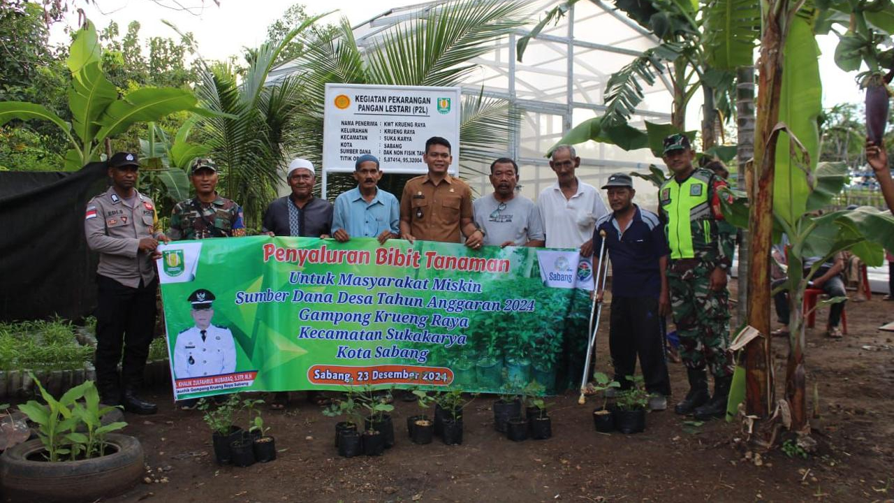 Penyaluran Bibit Tanaman Untuk Masyarakat Miskin