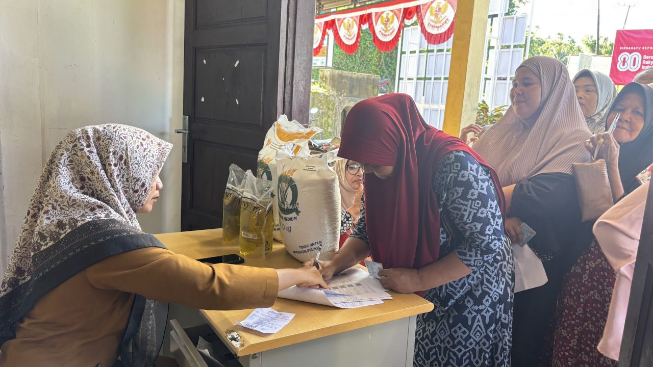 Dukung Program Pangan Nasional: Krueng Raya Serahkan Beras dan Minyak kepada Warga