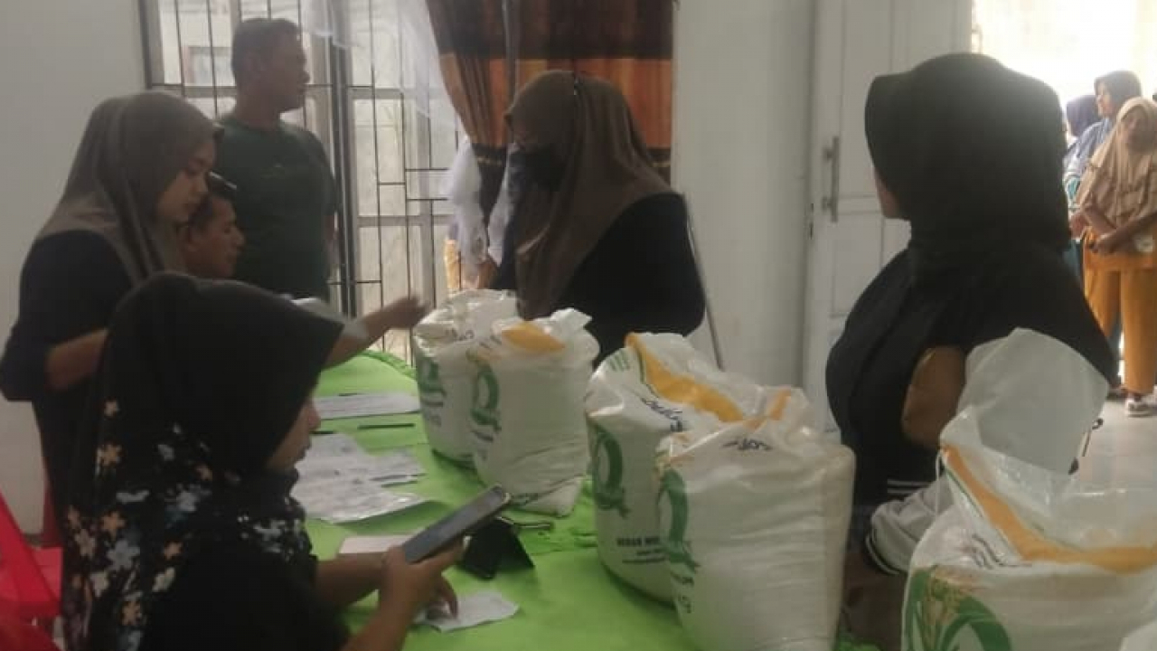 Pembagian Beras untuk Masyarakat Desa Teluk Sentosa
