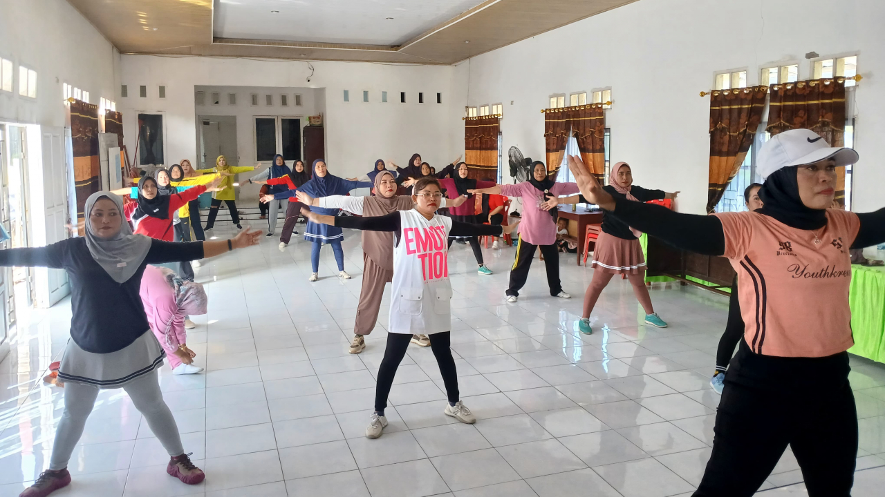 Senam Minggu Sehat di Desa Teluk Sentosa