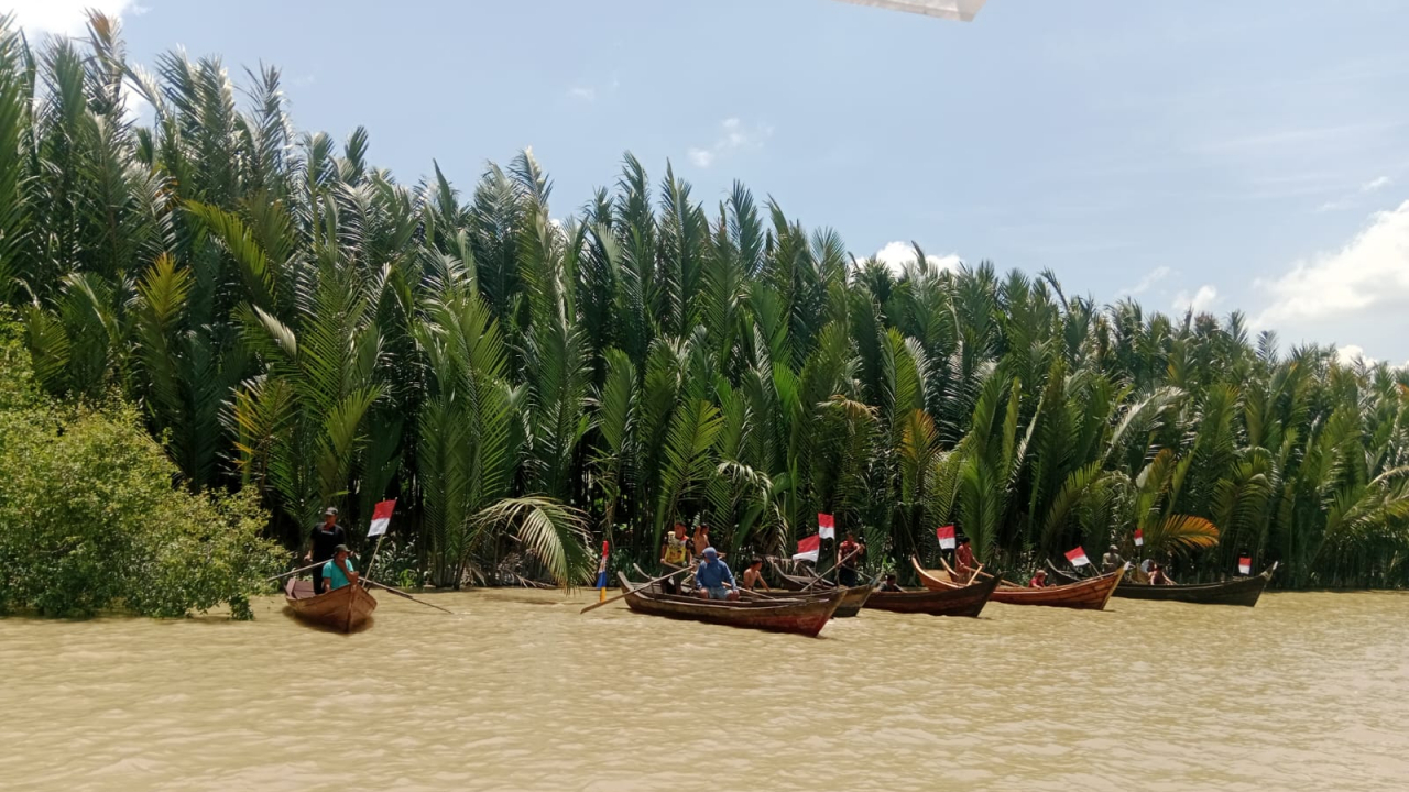 Meriahnya Lomba Dayung Sampan di Desa Teluk Sentosa dalam Rangka HUT ke-80 RI