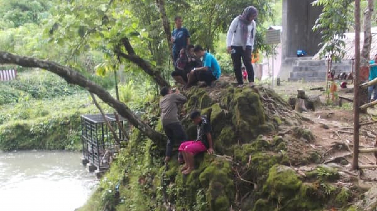 Desa Loloana'a, Kecamatan Alasa, Kabupaten Nias Utara, Sumatera Utara memiliki potensi wisata dan sumber daya alam.   Potensi wisata