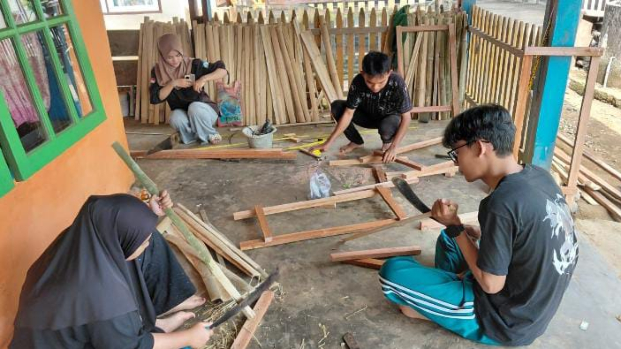 KKN Kelompok 4 UNU Sumbar Bersama Masyarakat Laksanakan Gotong Royong dan Pembuatan Pagar Warga
