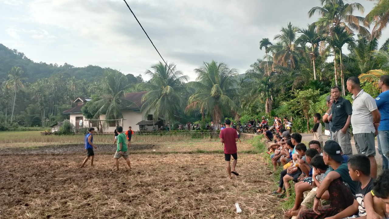 PERTANDINGAN BOLA SAWAH MERIAHKAN KAMPUNG LAGAN KECIL MUDIK