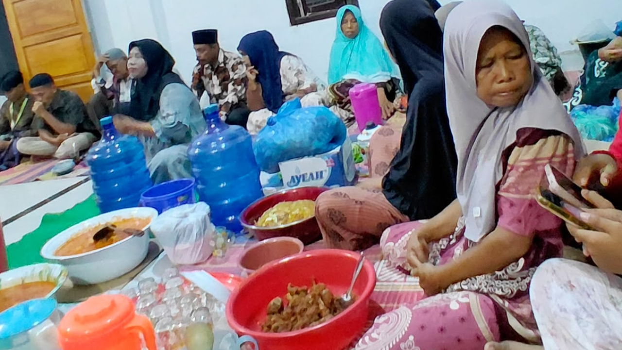 KKN Kelompok 4 UNU Sumbar Berkolaborasi dengan Masyarakat Lagan Gadang Mudik dalam Peringatan Maulid Nabi Muhammad SAW Di Mushola Alfattah