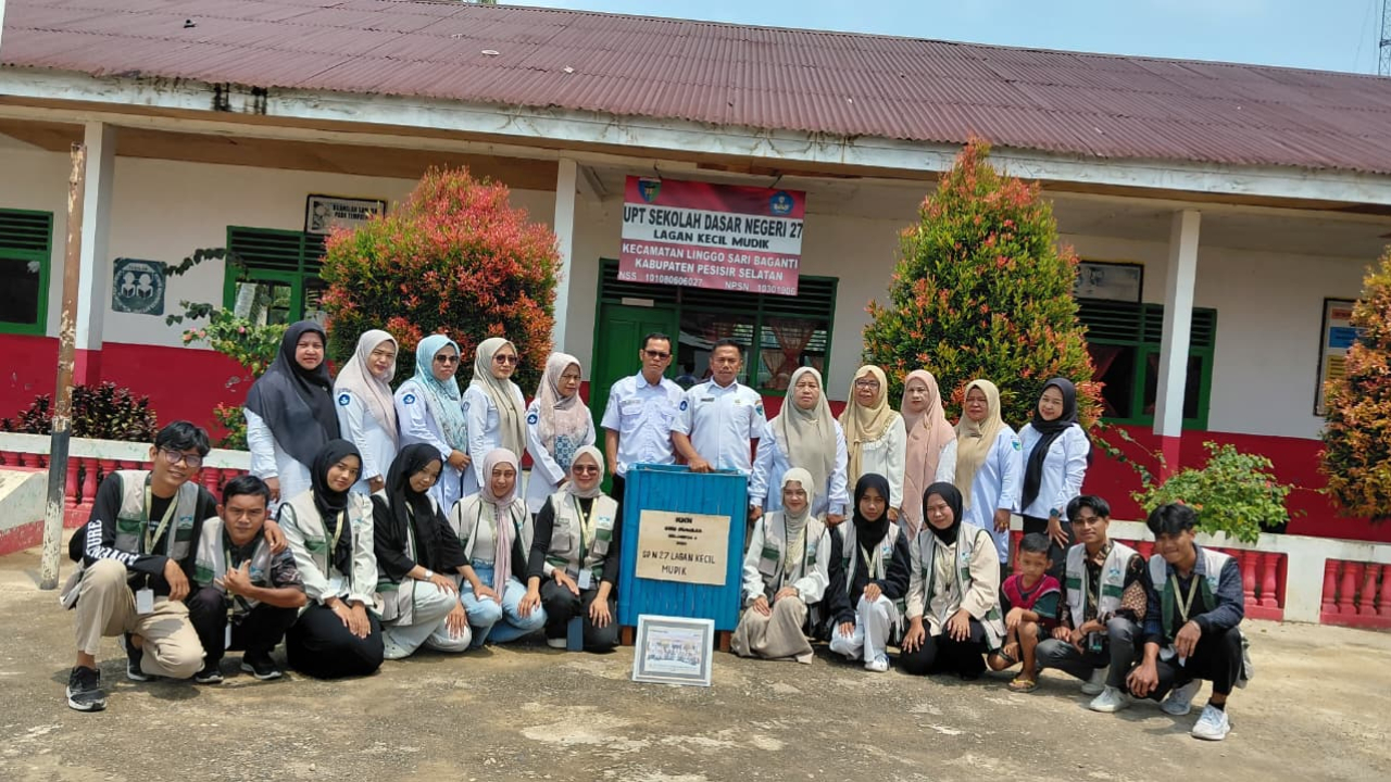 KKN Kelompok 4 UNU Sumbar Serahkan Cenderamata Tempat Sampah Berbahan Bambu kepada SD Negeri 27 Lagan Kecil Mudik
