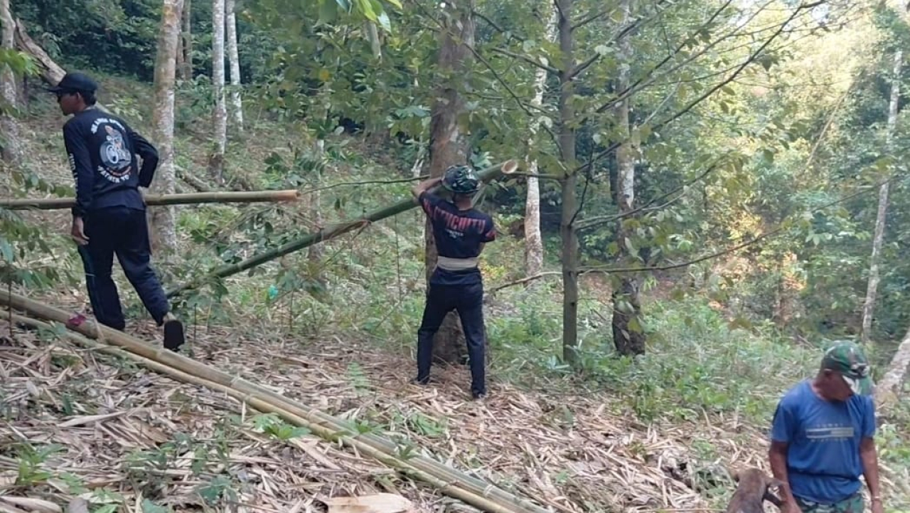 KKN Kelompok 4 UNU Sumbar Bersama Masyarakat Lagan Gadang Mudik Laksanakan Gotong Royong Mencari Bambu di Bukit Pulai