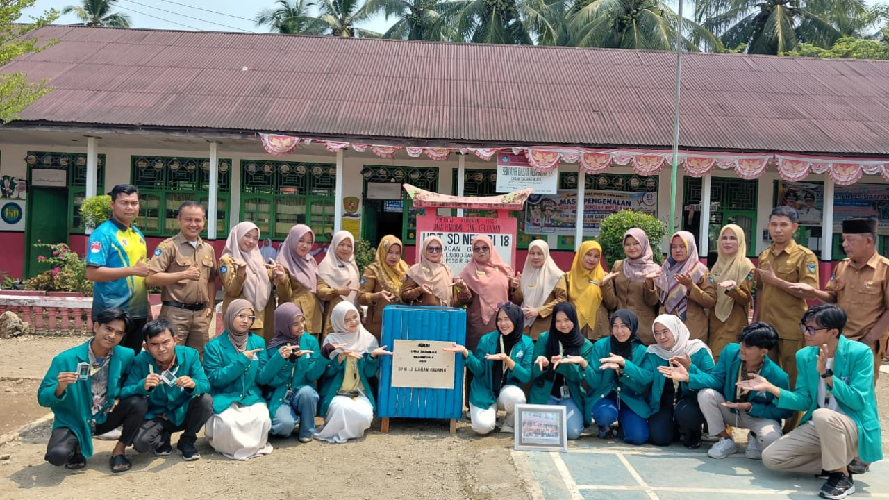 KKN Kelompok 4 UNU Sumbar Serahkan Cenderamata Tempat Sampah Berbahan Bambu kepada SD Negeri 18 Lagan Gadang Mudik