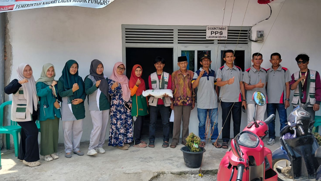 Mahasiswa KKN UNU Sumbar Kelompok 4 Turut Membantu Pembagian Bahan Pangan di Nagari Lagan Mudik Punggasan