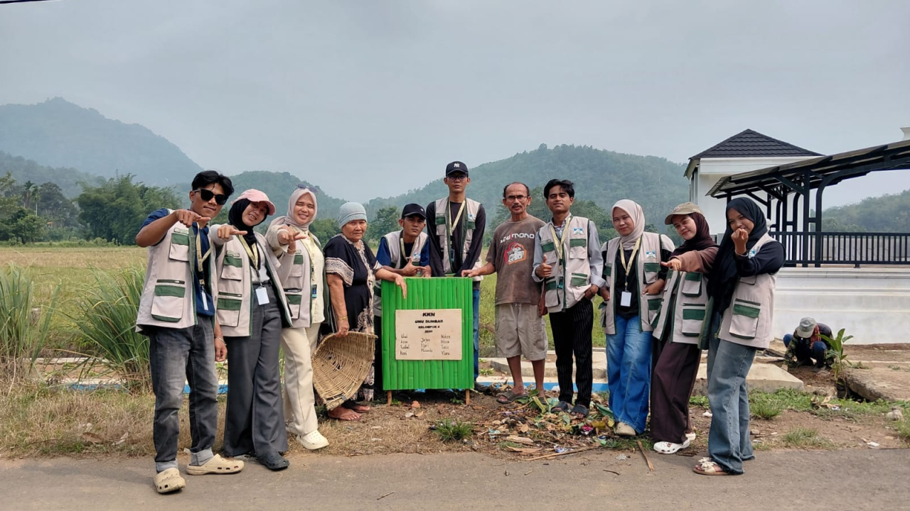 Mahasiswa KKN Kelompok 4 UNU Sumbar Serahkan Tempat Sampah Berbahan Bambu kepada Masyarakat Nagari Lagan Mudik Punggasan