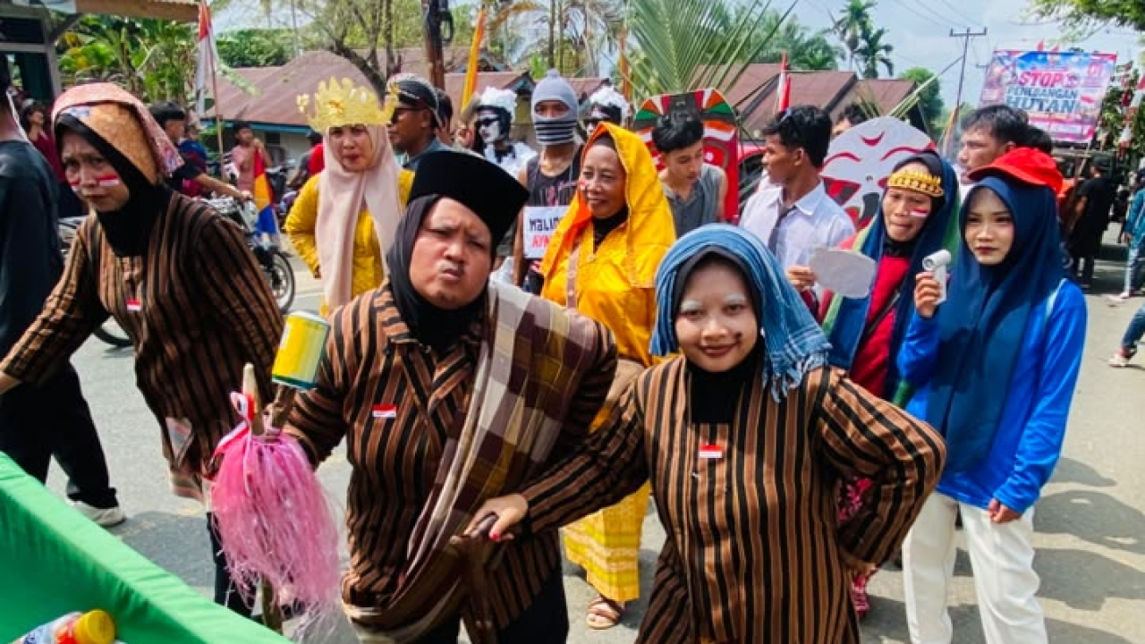 KETIKA JALAN RAYA JADI PANGGUNG KEMERDEKAAN