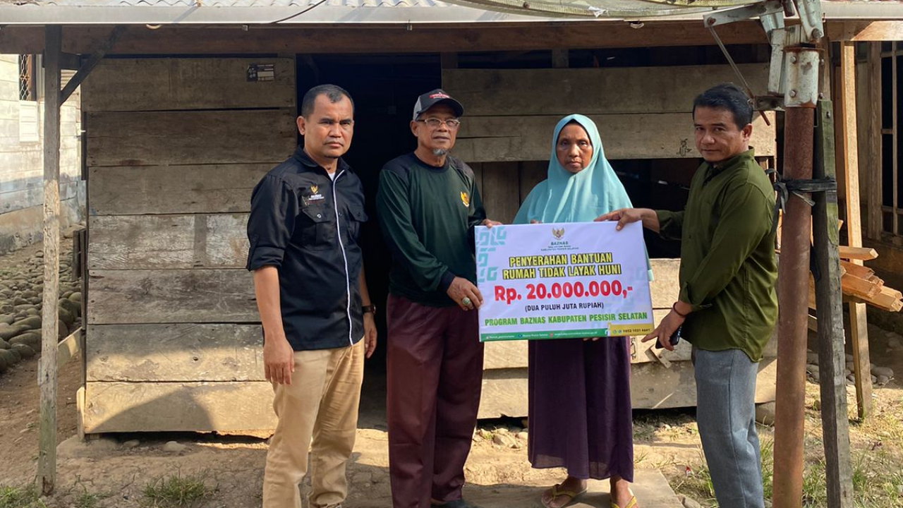 PENYALURAN BANTUAN BEDAH RUMAH DARI BAZNAS KAB. PESISIR SELATAN UNTUK BAPAK TUMRAN RT 2 TANJUNG MULYA