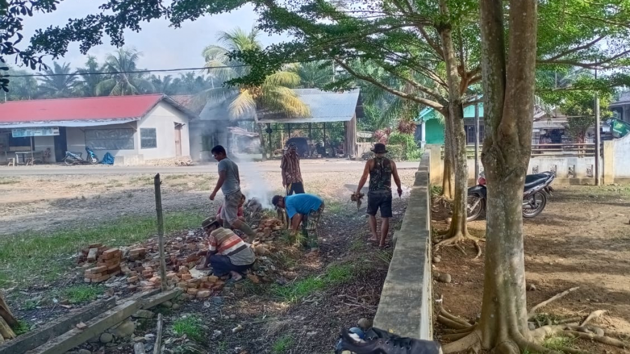 GOTONG ROYONG MEMBERSIHKAN FASILITAS UMUM UPAYA PEMUSNAHAN SARANG NYAMUK