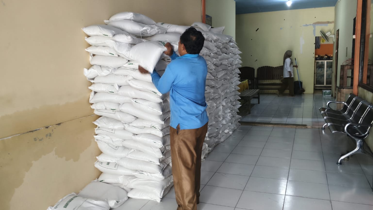 Penyaluran Bantuan Pangan Berupa Beras kepada 242 KPM di Nagari Lunang Tiga