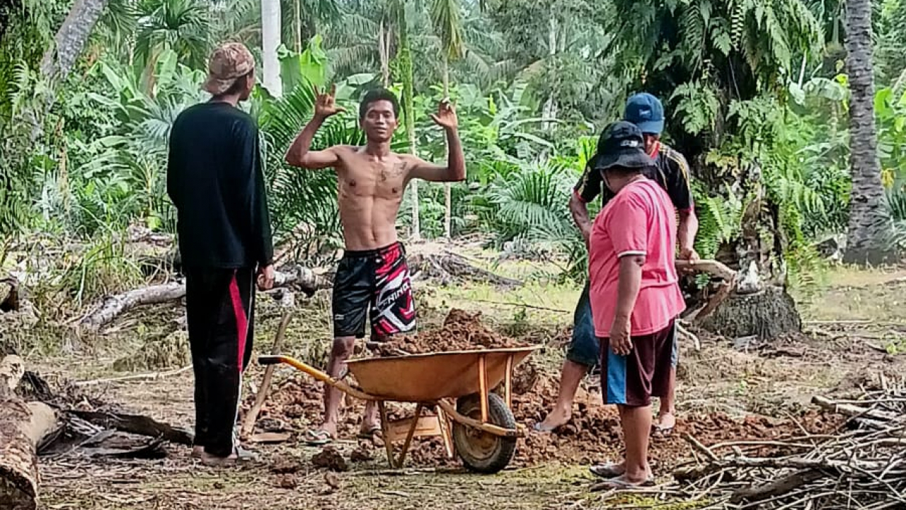 Kegiatan Pembangunan Jalan Usaha Tani Rey 11 Kampung Tanjung Mulya