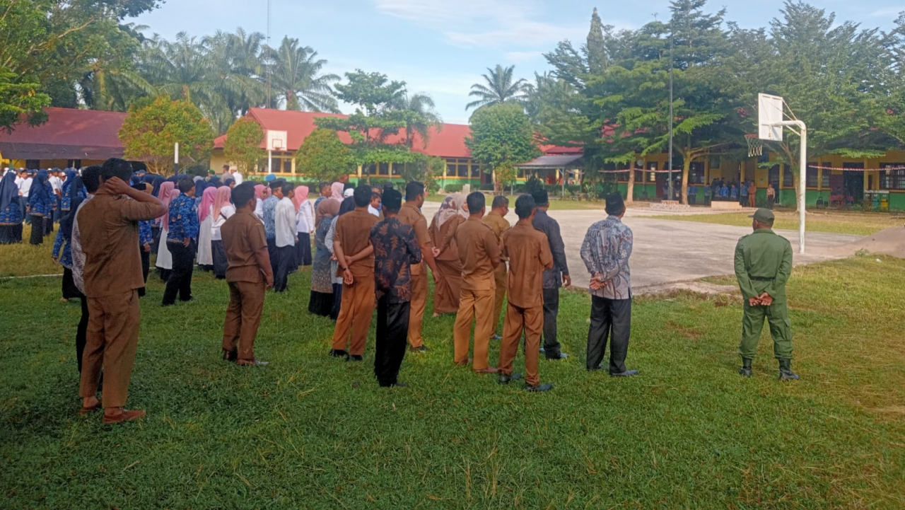 Aparatur Pemerintahan Nagari Air Hitam Ikuti Upacara Peringatan Sumpah Pemuda di SMPN 1 Silaut