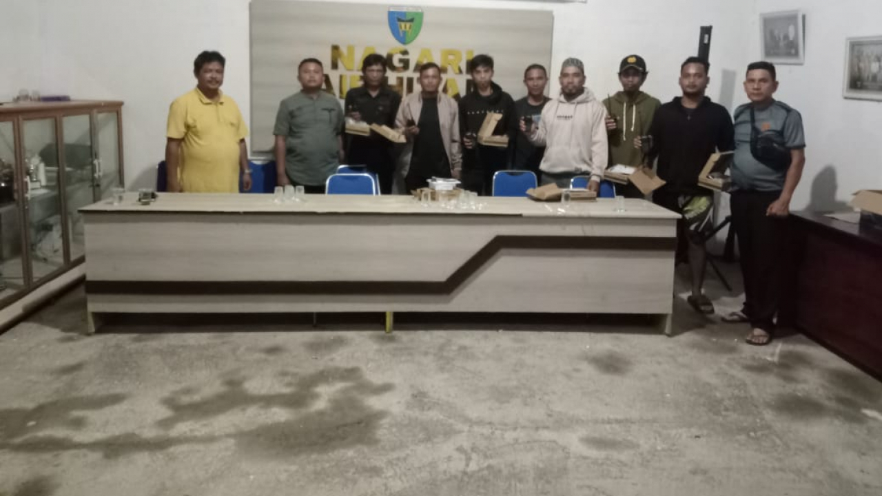 Peningkatan Kesiapsiagaan Linmas Nagari Air Hitam melalui Penyerahan Peralatan Handy Talky